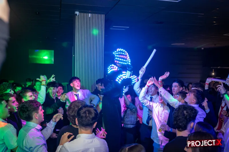 Robot LED y focos entre la promoción, graduación 2026